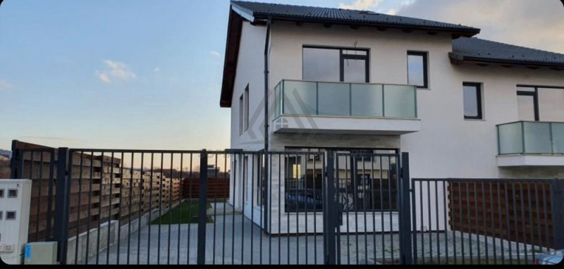 Vand Casa tip Duplex in Dambul Rotund  