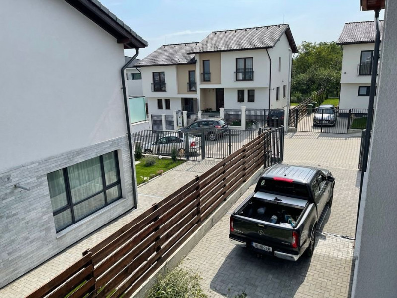 Vand Casa tip Duplex in Dambul Rotund  